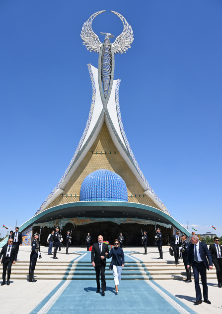 President Ilham Aliyev, First Lady Mehriban Aliyeva visited Independence Monument in Tashkent (PHOTO/VIDEO)
