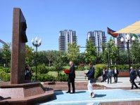 President Ilham Aliyev and First Lady lay flowers at bas-relief of National Leader Heydar Aliyev in Tashkent (PHOTO/VIDEO)