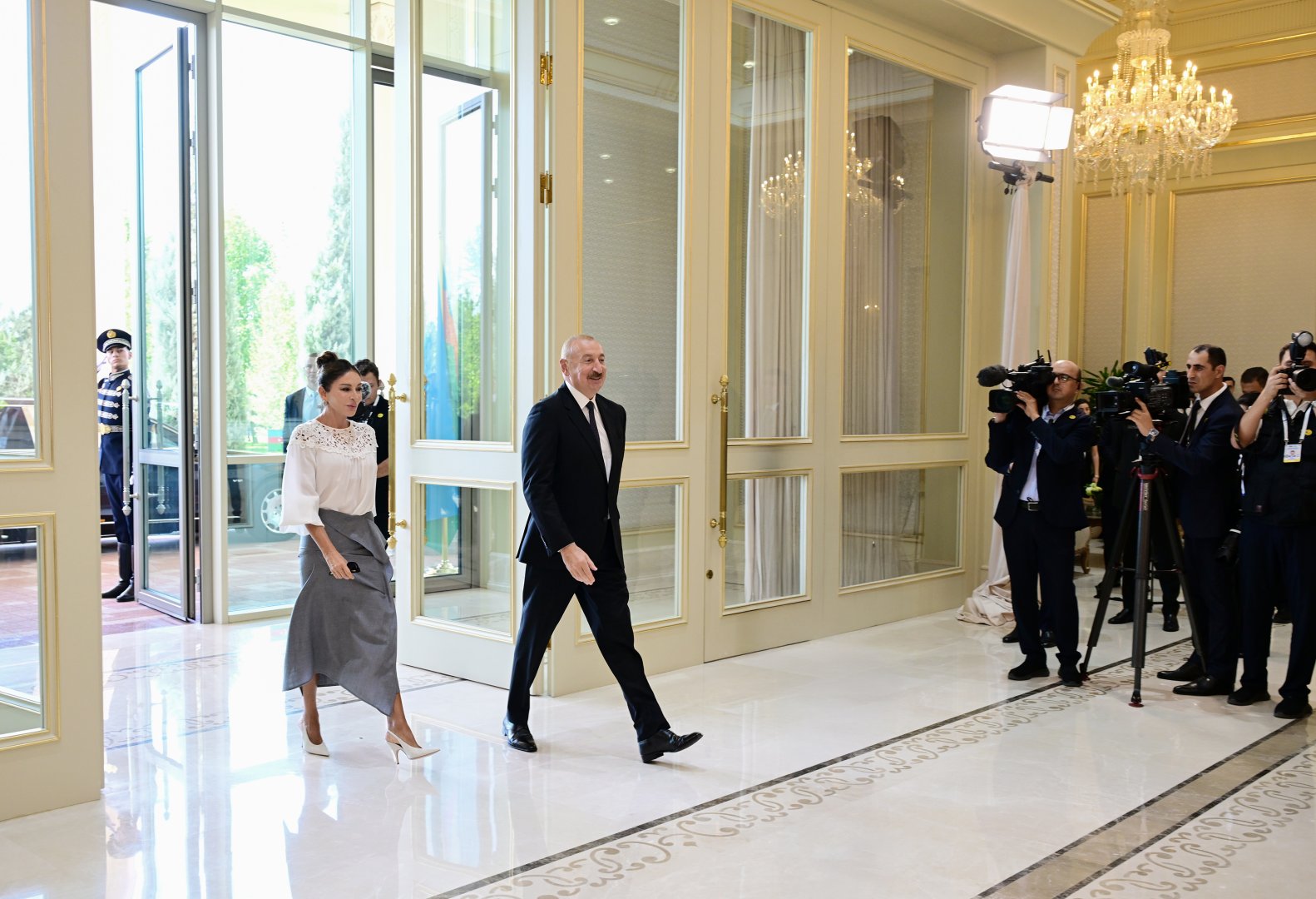 Presidents and First Ladies of Azerbaijan and Uzbekistan pose for joint photo at Kuksaroy State Residence (PHOTO/VIDEO)