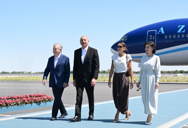 President Ilham Aliyev, First Lady Mehriban Aliyeva arrive in Bukhara from Tashkent (PHOTO/VIDEO)