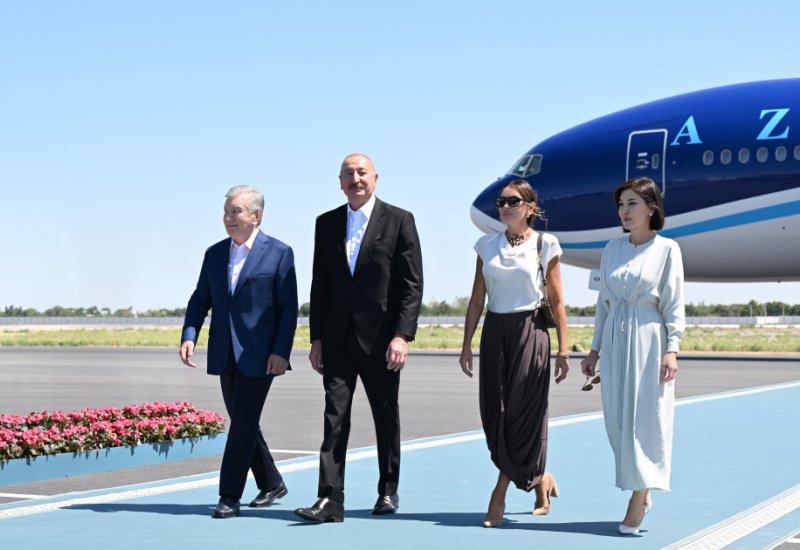 President Ilham Aliyev, First Lady Mehriban Aliyeva arrive in Bukhara from Tashkent (PHOTO/VIDEO)