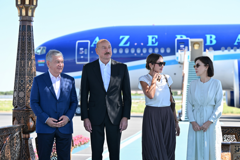 President Ilham Aliyev, First Lady Mehriban Aliyeva arrive in Bukhara from Tashkent (PHOTO/VIDEO)