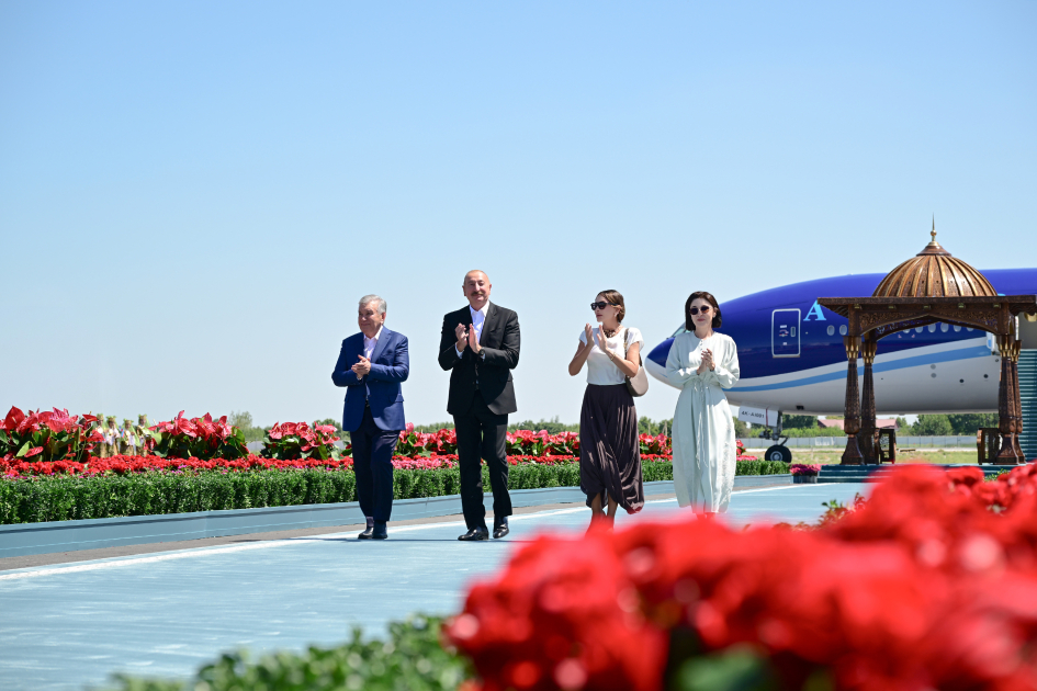 President Ilham Aliyev, First Lady Mehriban Aliyeva arrive in Bukhara from Tashkent (PHOTO/VIDEO)