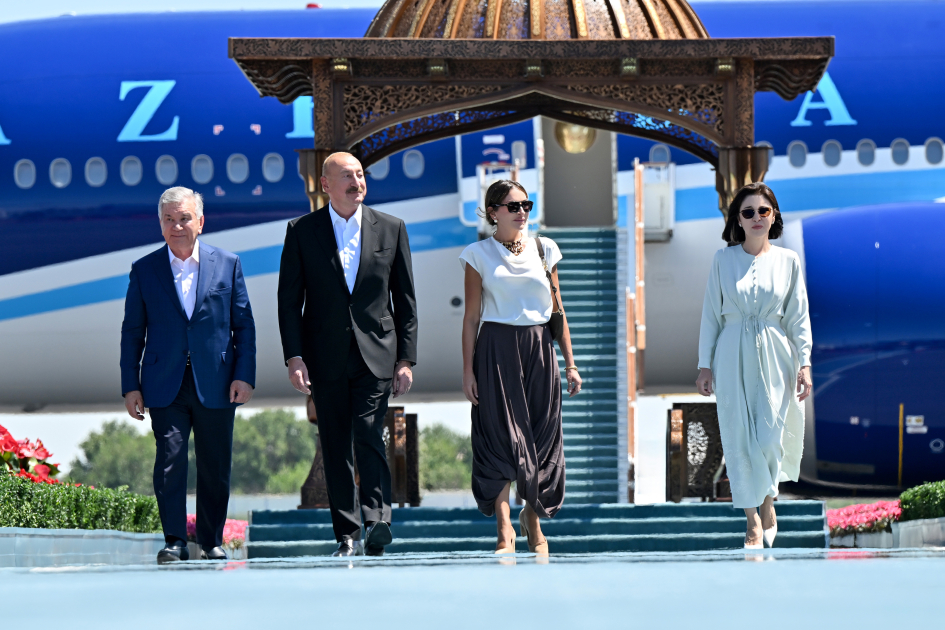 President Ilham Aliyev, First Lady Mehriban Aliyeva arrive in Bukhara from Tashkent (PHOTO/VIDEO)