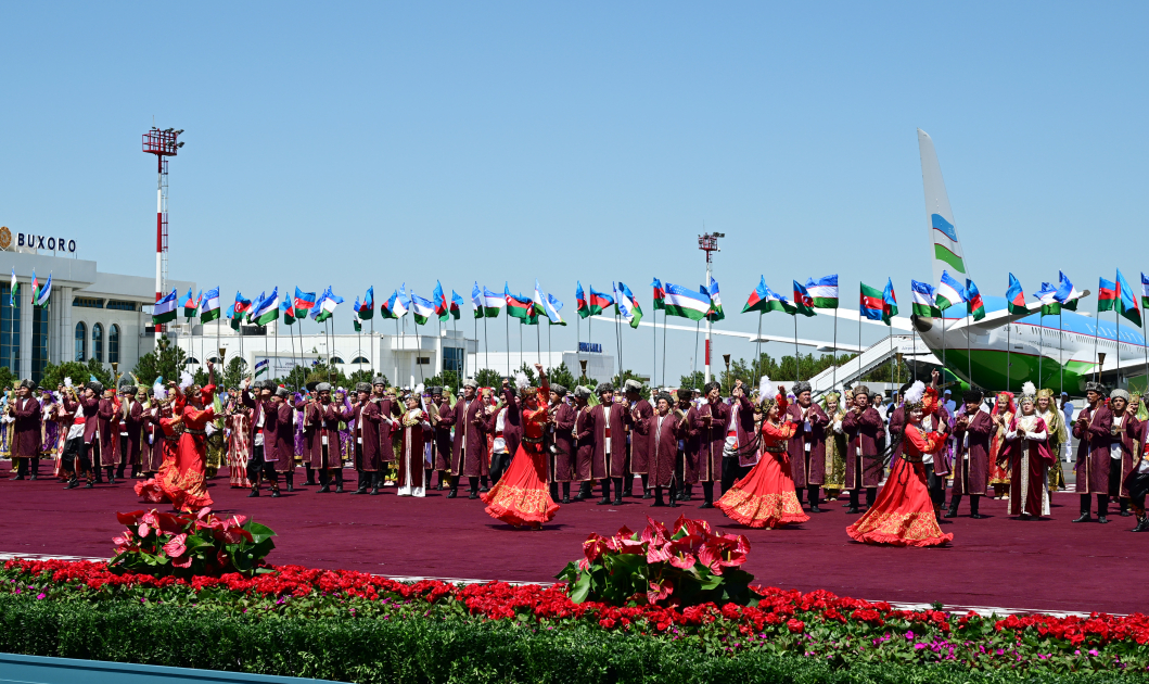 President Ilham Aliyev, First Lady Mehriban Aliyeva arrive in Bukhara from Tashkent (PHOTO/VIDEO)