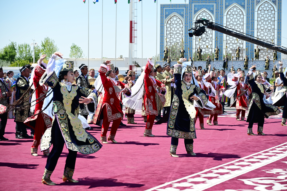 President Ilham Aliyev, First Lady Mehriban Aliyeva arrive in Bukhara from Tashkent (PHOTO/VIDEO)
