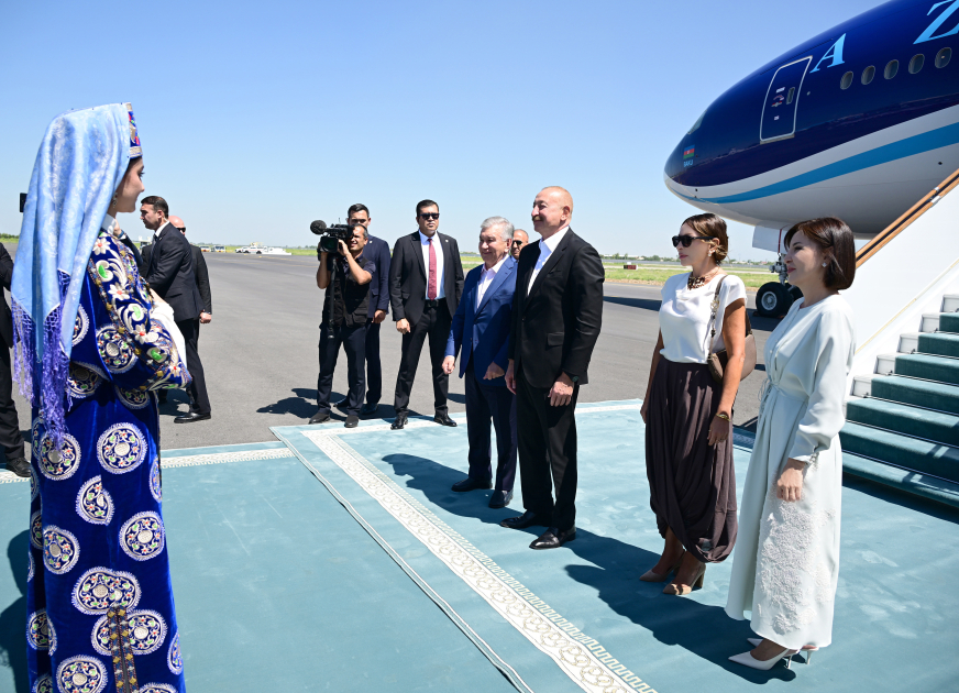 President Ilham Aliyev, First Lady Mehriban Aliyeva arrive in Bukhara from Tashkent (PHOTO/VIDEO)
