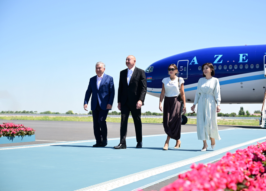 President Ilham Aliyev, First Lady Mehriban Aliyeva arrive in Bukhara from Tashkent (PHOTO/VIDEO)
