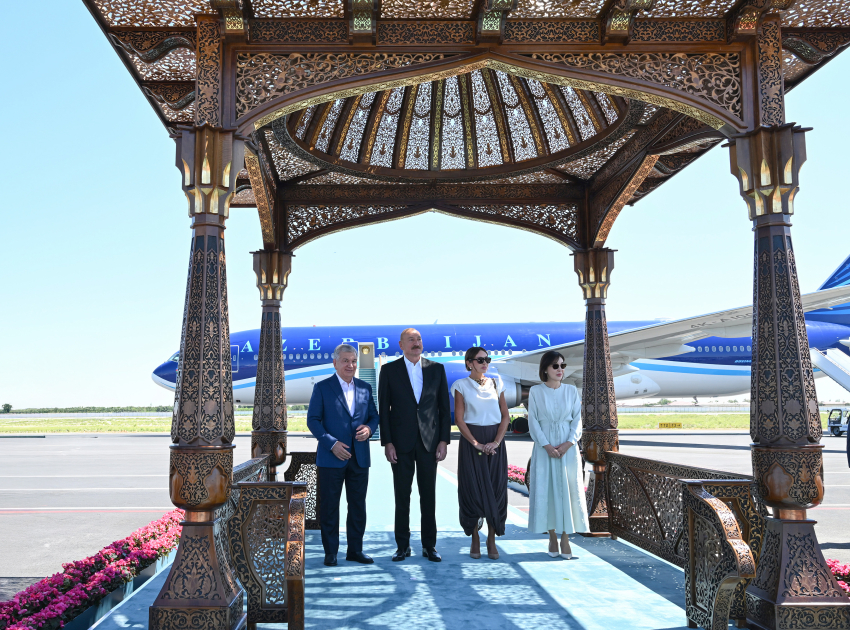President Ilham Aliyev, First Lady Mehriban Aliyeva arrive in Bukhara from Tashkent (PHOTO/VIDEO)