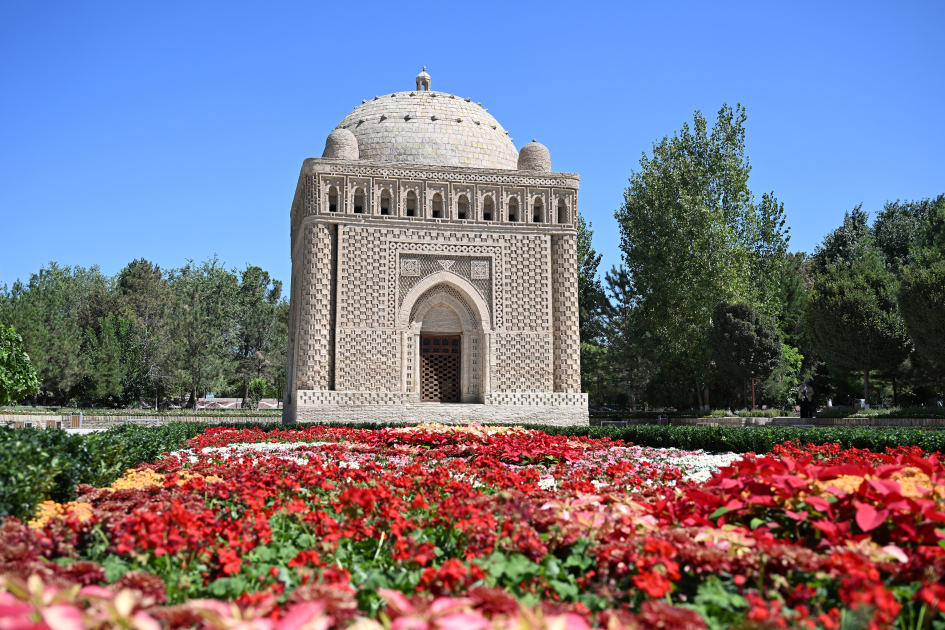 Presidents and First Ladies of Azerbaijan and Uzbekistan visit Ismail Samani Mausoleum in Bukhara (PHOTO/VIDEO)