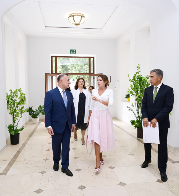 First Vice-President Mehriban Aliyeva, her daughters Leyla Aliyeva and Arzu Aliyeva visit the Scientific Research Institute of Pediatrics (PHOTO)