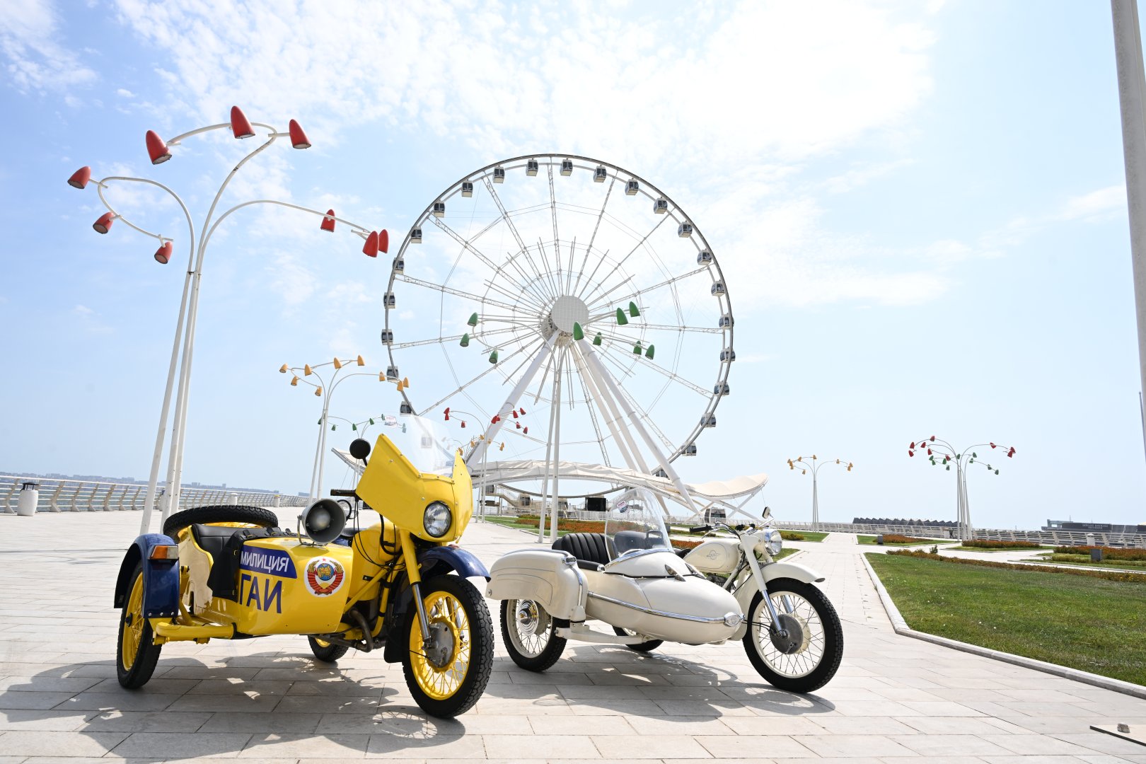 Baku boulevard hosts classic car exhibition (PHOTO)