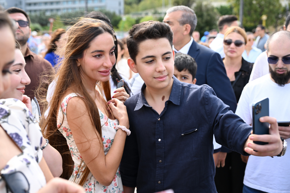Vice-President of Heydar Aliyev Foundation Leyla Aliyeva and Arzu Aliyeva watch classic car parade and exhibition (PHOTO)