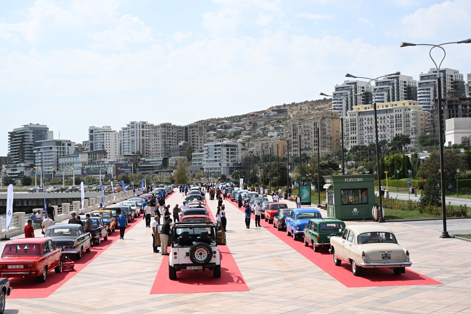 Baku boulevard hosts classic car exhibition (PHOTO)
