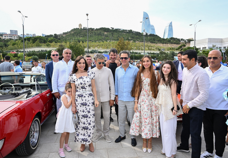 Vice-President of Heydar Aliyev Foundation Leyla Aliyeva and Arzu Aliyeva watch classic car parade and exhibition (PHOTO)