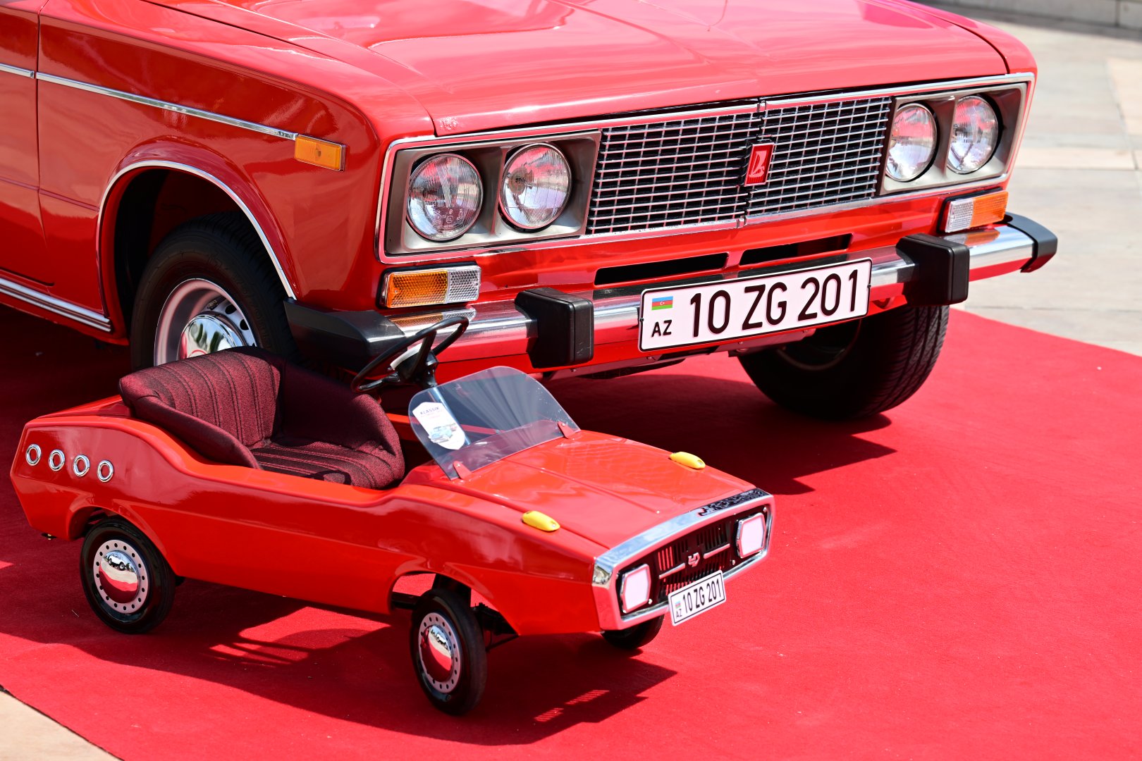 Baku boulevard hosts classic car exhibition (PHOTO)