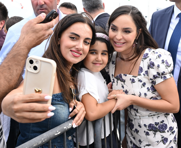 Vice-President of Heydar Aliyev Foundation Leyla Aliyeva and Arzu Aliyeva watch classic car parade and exhibition (PHOTO)