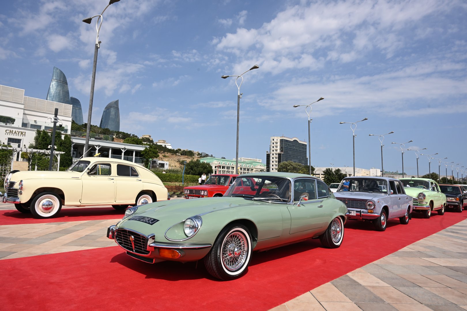 Baku boulevard hosts classic car exhibition (PHOTO)