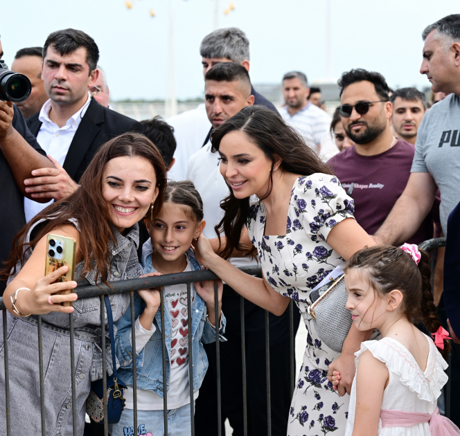Vice-President of Heydar Aliyev Foundation Leyla Aliyeva and Arzu Aliyeva watch classic car parade and exhibition (PHOTO)