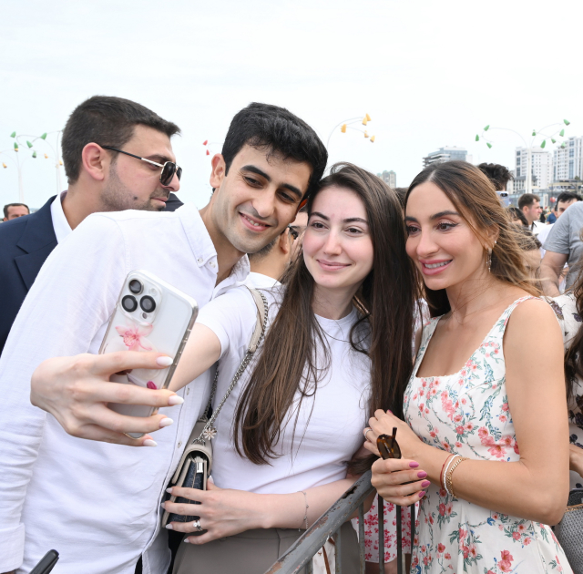 Vice-President of Heydar Aliyev Foundation Leyla Aliyeva and Arzu Aliyeva watch classic car parade and exhibition (PHOTO)