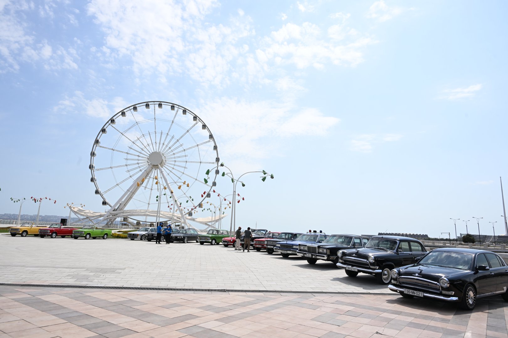 Baku boulevard hosts classic car exhibition (PHOTO)