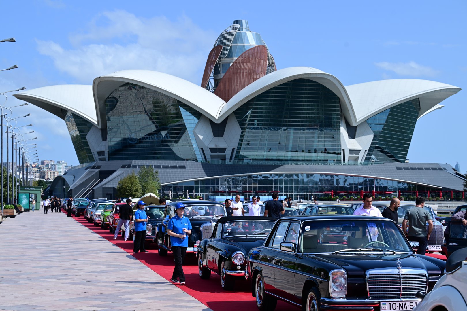 Baku boulevard hosts classic car exhibition (PHOTO)