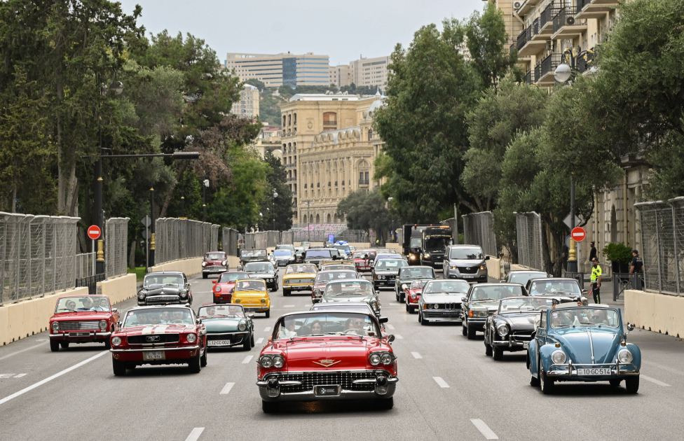 Vice-President of Heydar Aliyev Foundation Leyla Aliyeva and Arzu Aliyeva watch classic car parade and exhibition (PHOTO)
