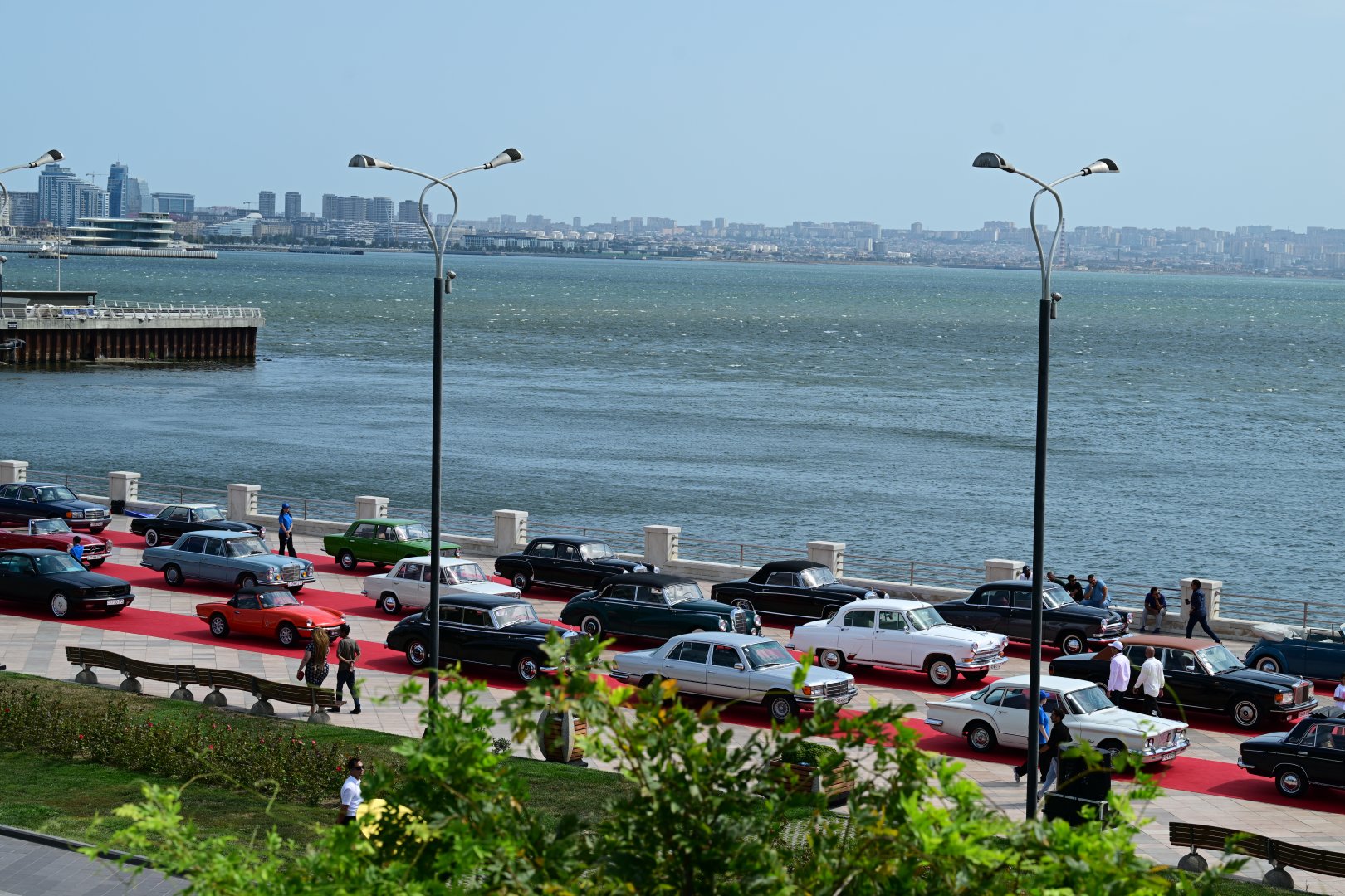 Baku boulevard hosts classic car exhibition (PHOTO)