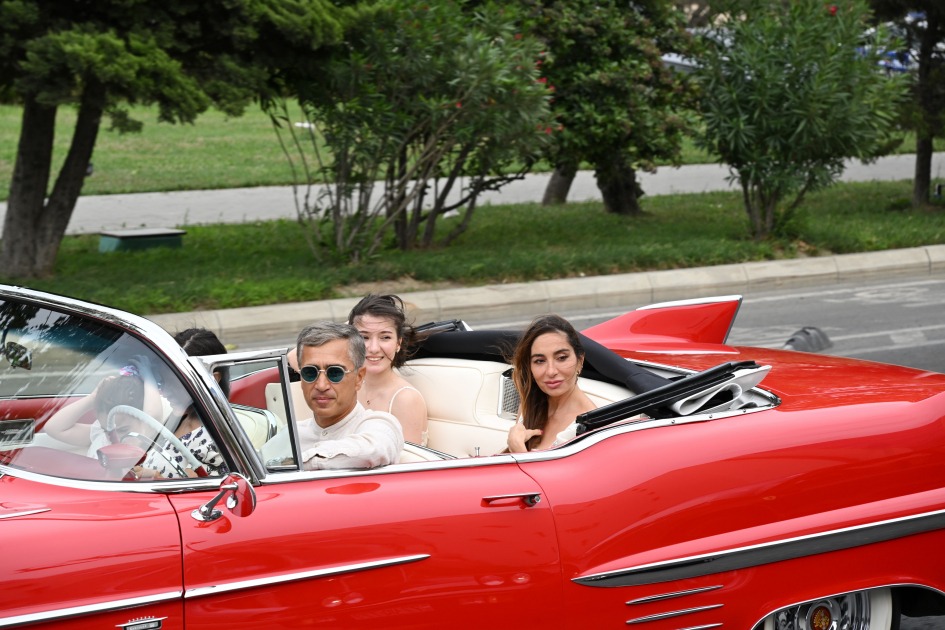 Vice-President of Heydar Aliyev Foundation Leyla Aliyeva and Arzu Aliyeva watch classic car parade and exhibition (PHOTO)