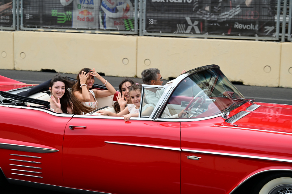 Vice-President of Heydar Aliyev Foundation Leyla Aliyeva and Arzu Aliyeva watch classic car parade and exhibition (PHOTO)