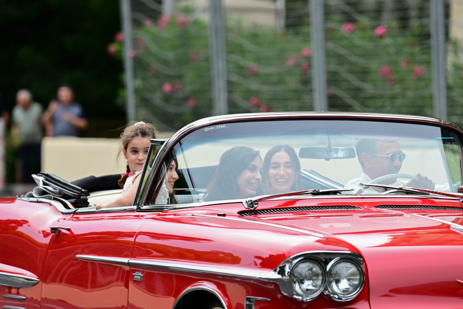 Vice-President of Heydar Aliyev Foundation Leyla Aliyeva and Arzu Aliyeva watch classic car parade and exhibition (PHOTO)