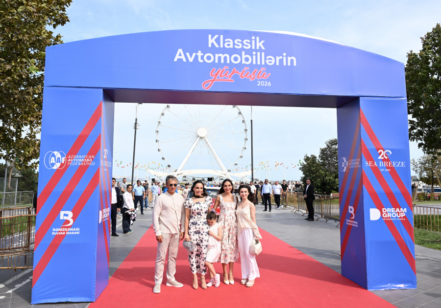 Vice-President of Heydar Aliyev Foundation Leyla Aliyeva and Arzu Aliyeva watch classic car parade and exhibition (PHOTO)