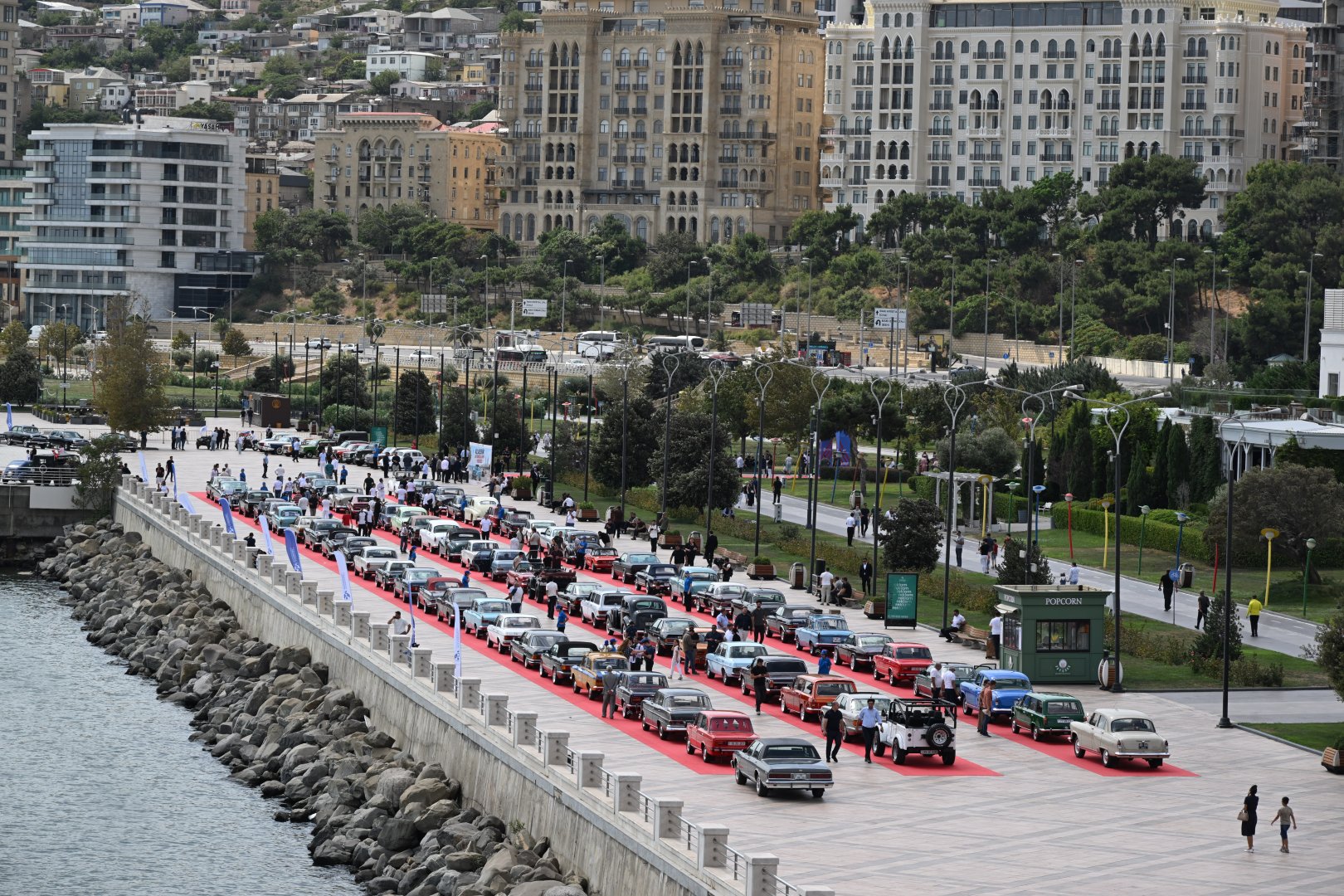 Baku boulevard hosts classic car exhibition (PHOTO)