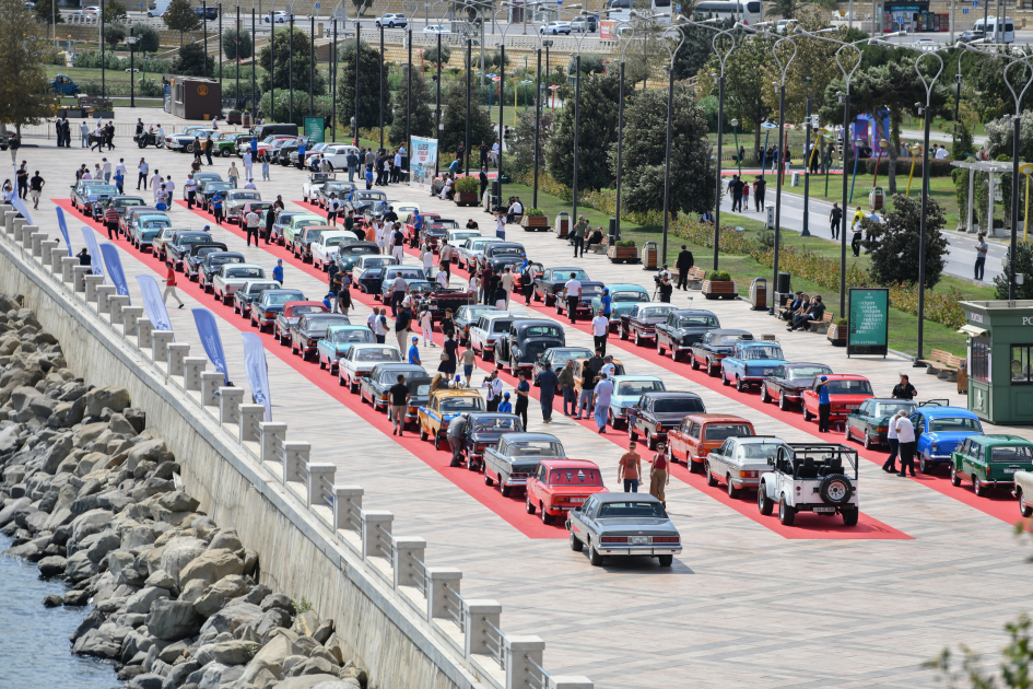 Vice-President of Heydar Aliyev Foundation Leyla Aliyeva and Arzu Aliyeva watch classic car parade and exhibition (PHOTO)