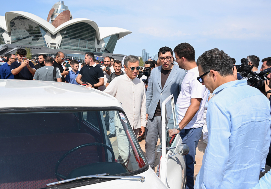Vice-President of Heydar Aliyev Foundation Leyla Aliyeva and Arzu Aliyeva watch classic car parade and exhibition (PHOTO)