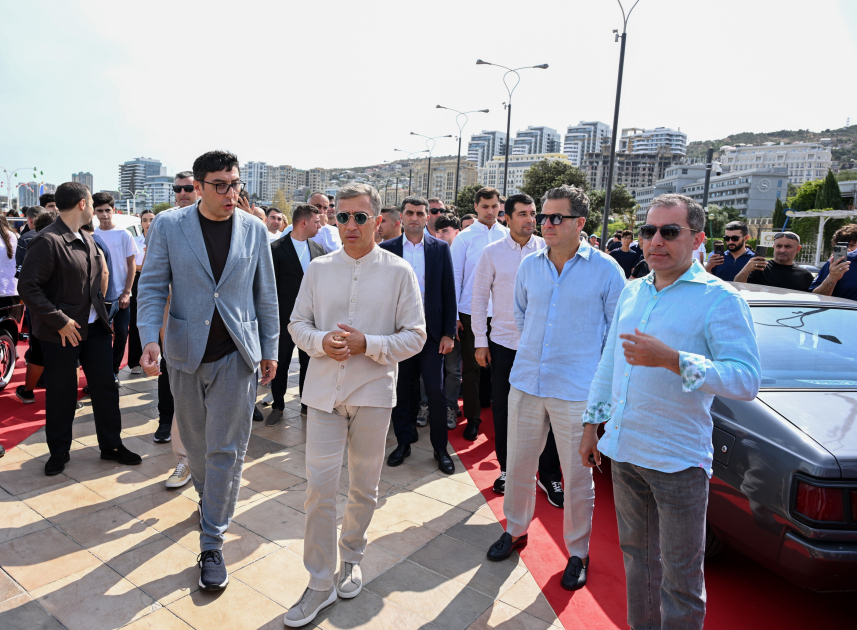 Vice-President of Heydar Aliyev Foundation Leyla Aliyeva and Arzu Aliyeva watch classic car parade and exhibition (PHOTO)