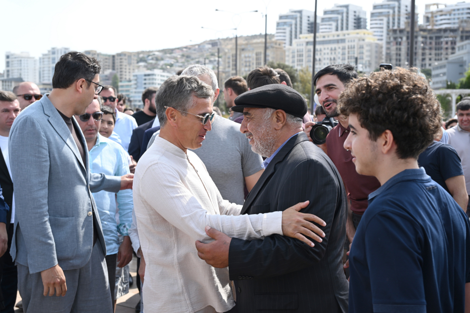 Vice-President of Heydar Aliyev Foundation Leyla Aliyeva and Arzu Aliyeva watch classic car parade and exhibition (PHOTO)