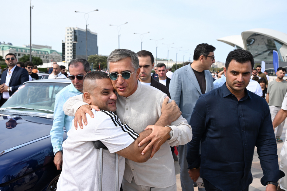 Vice-President of Heydar Aliyev Foundation Leyla Aliyeva and Arzu Aliyeva watch classic car parade and exhibition (PHOTO)