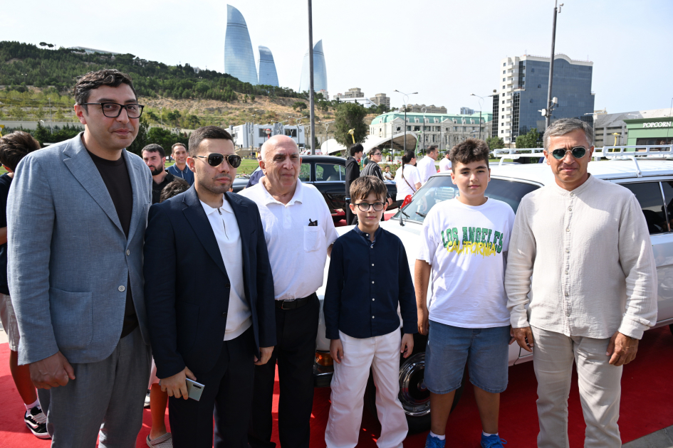 Vice-President of Heydar Aliyev Foundation Leyla Aliyeva and Arzu Aliyeva watch classic car parade and exhibition (PHOTO)