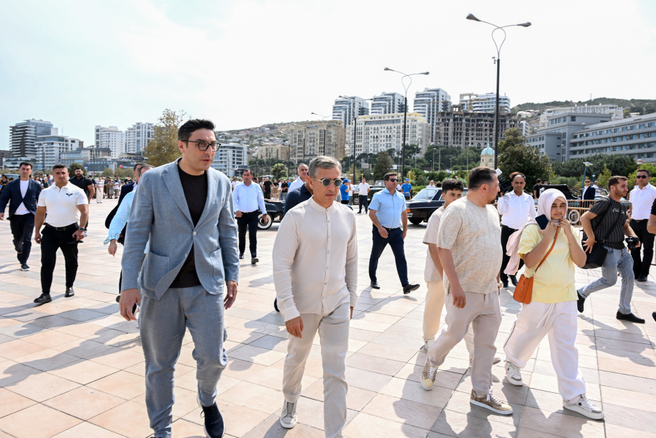 Vice-President of Heydar Aliyev Foundation Leyla Aliyeva and Arzu Aliyeva watch classic car parade and exhibition (PHOTO)