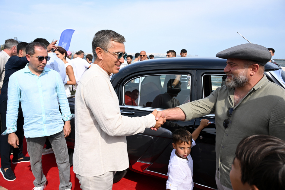 Vice-President of Heydar Aliyev Foundation Leyla Aliyeva and Arzu Aliyeva watch classic car parade and exhibition (PHOTO)