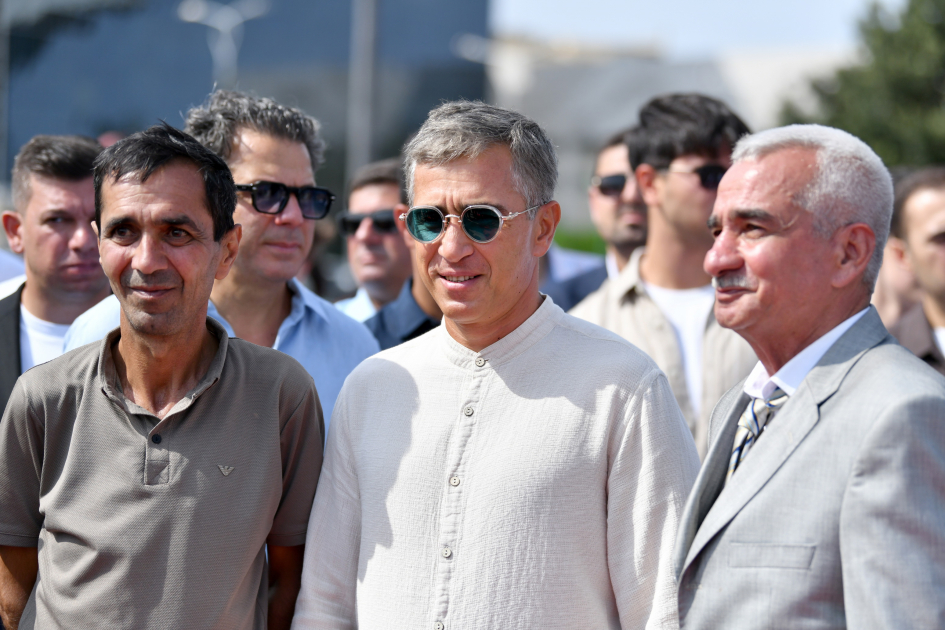 Vice-President of Heydar Aliyev Foundation Leyla Aliyeva and Arzu Aliyeva watch classic car parade and exhibition (PHOTO)