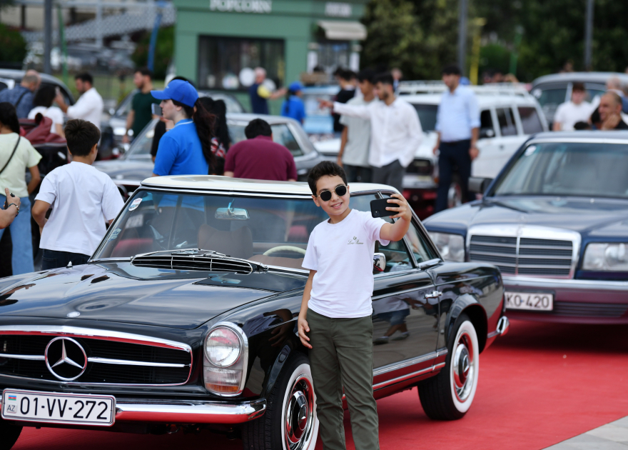 Vice-President of Heydar Aliyev Foundation Leyla Aliyeva and Arzu Aliyeva watch classic car parade and exhibition (PHOTO)