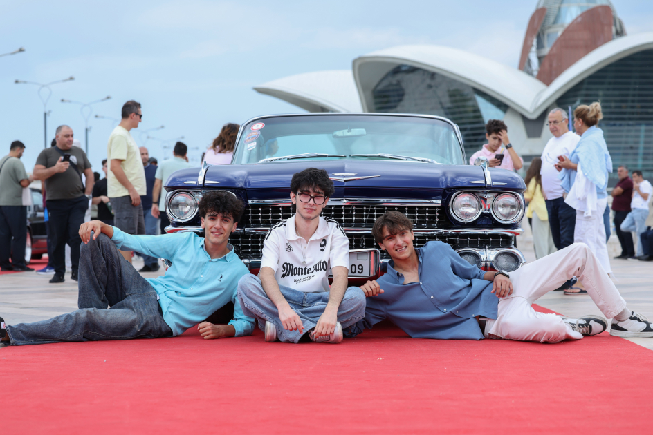 Vice-President of Heydar Aliyev Foundation Leyla Aliyeva and Arzu Aliyeva watch classic car parade and exhibition (PHOTO)