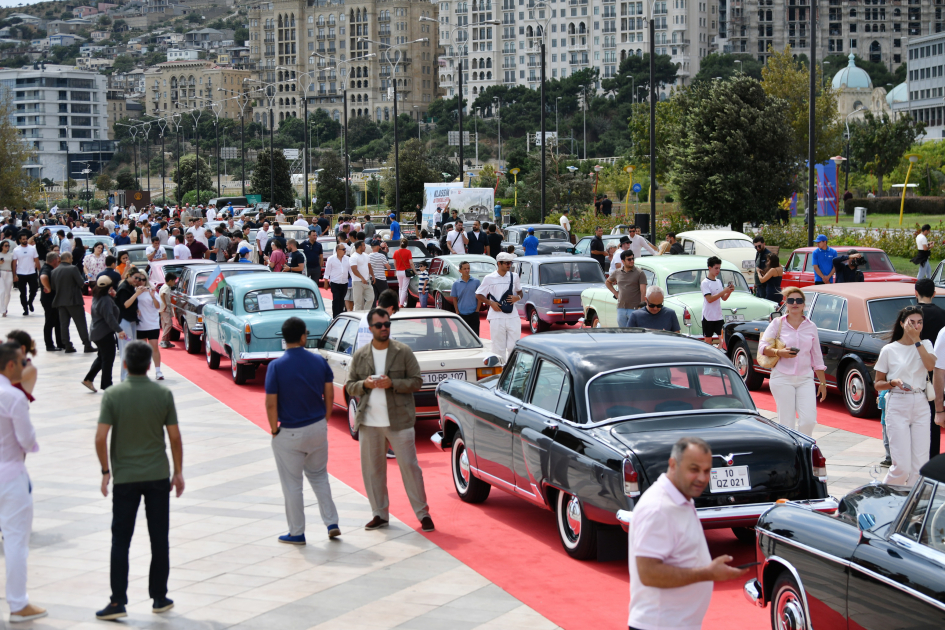 Vice-President of Heydar Aliyev Foundation Leyla Aliyeva and Arzu Aliyeva watch classic car parade and exhibition (PHOTO)