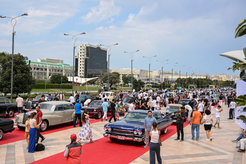 Vice-President of Heydar Aliyev Foundation Leyla Aliyeva and Arzu Aliyeva watch classic car parade and exhibition (PHOTO)
