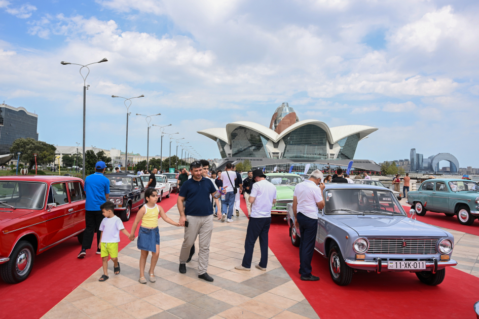 Vice-President of Heydar Aliyev Foundation Leyla Aliyeva and Arzu Aliyeva watch classic car parade and exhibition (PHOTO)