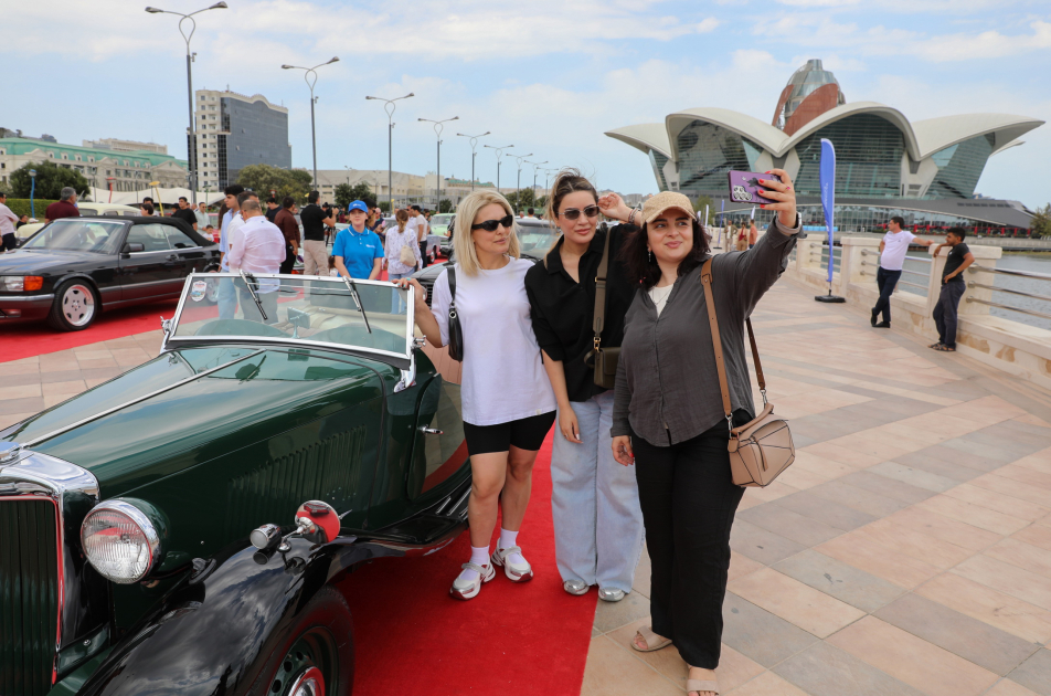 Vice-President of Heydar Aliyev Foundation Leyla Aliyeva and Arzu Aliyeva watch classic car parade and exhibition (PHOTO)