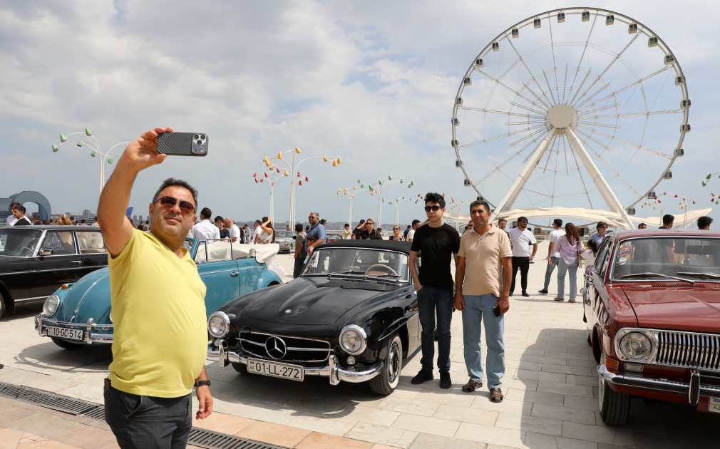 Vice-President of Heydar Aliyev Foundation Leyla Aliyeva and Arzu Aliyeva watch classic car parade and exhibition (PHOTO)
