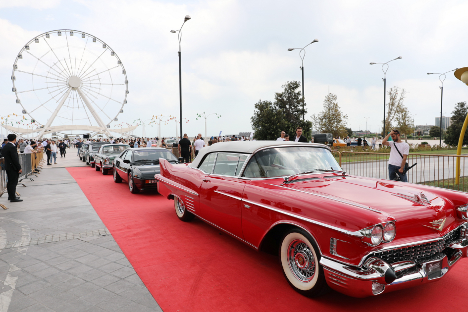 Vice-President of Heydar Aliyev Foundation Leyla Aliyeva and Arzu Aliyeva watch classic car parade and exhibition (PHOTO)